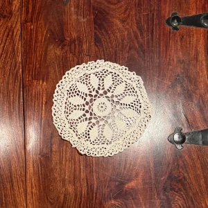 Dukar - En liten vit rund duk 💕