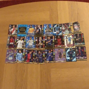 Premier League Football Cards Collection - Samling av Premier League fotbollskort med Limited Edition, Captain, Titan och andra specialkort. Perfekt för unga samlare och fotbollsälskare som vill utöka sin samling med unika och färgstarka kort från kända spelare och lag.