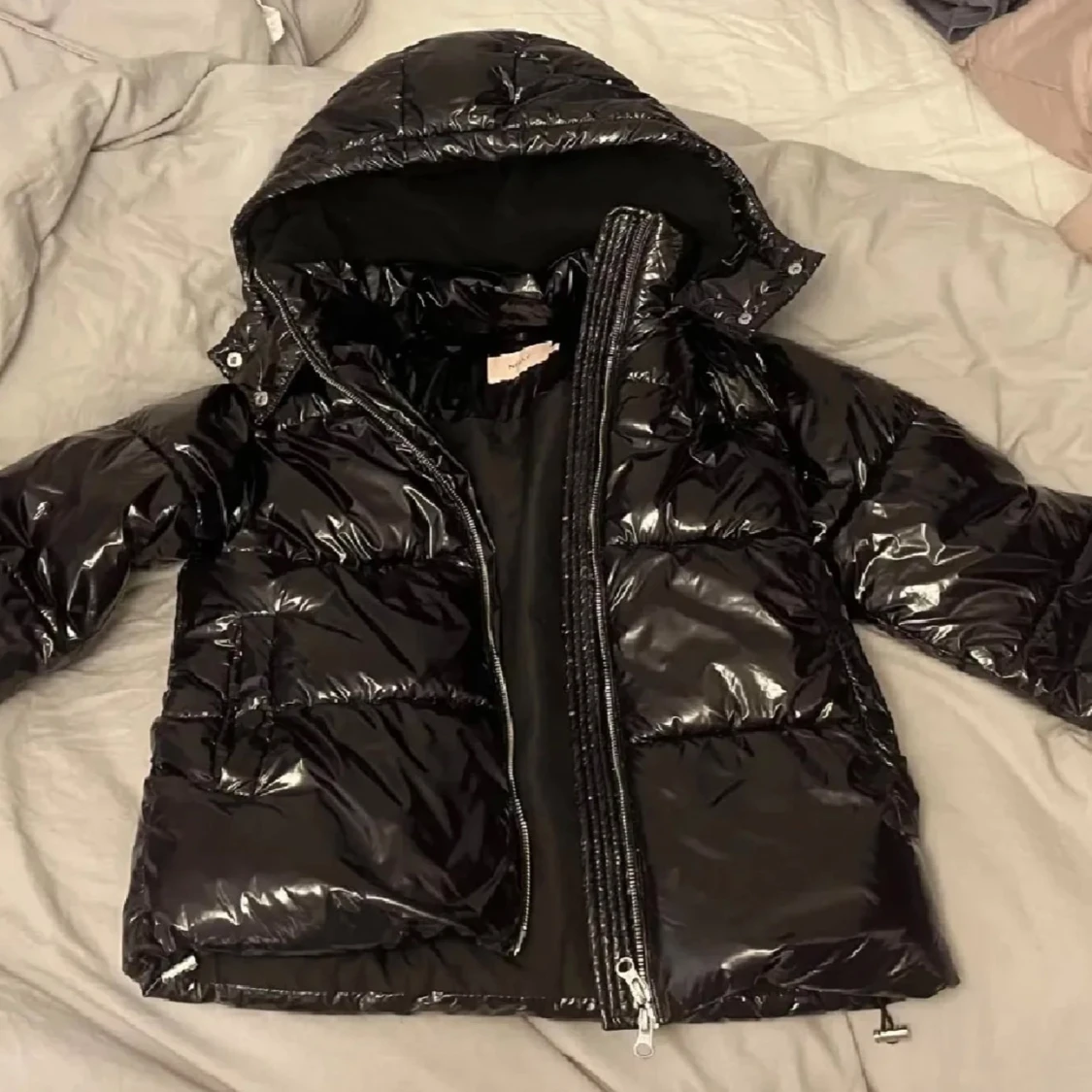 Svart glansig pufferjacka från Nelly - 1