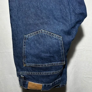 Mörkblåa jeans ifrån Gina Tricot - Snygga mörkblåa jeans från Gina Tricot som har en rak passform