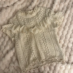 Topp från zara  - Populär topp från Zara med volanger. Toppen har en liten sminkfläck vid halsen som knappt syns. 