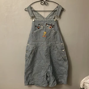 Shorts med hängslen  - Vet ej vars de kommer ifrån tyvärr eller vilken storlek de är i. Man kan se att den förra ägaren har kapat av benen men det verkar vara bra sytt! Hittar inte så många andra defekter.