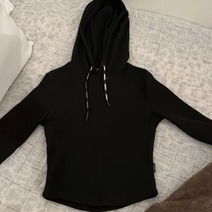 Huvtröja från stronger - HELT oanvänd. Superfint skick. Figurnära, kort/cropped och skitsnygg 🤩🤩pris diskuterbart 