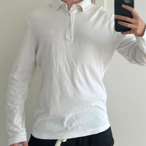 Pikétröja  - Hugo Boss vit pikétröja långärmad. Storlek S.