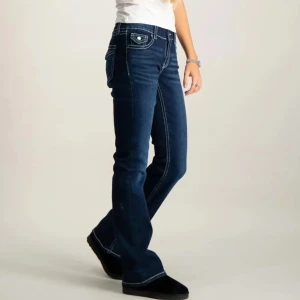 Mörkblå bootcut jeans med kontrastsömmar - Snygga mörkblå jeans med bootcut passform och tydliga vita kontrastsömmar från Gina Young💞