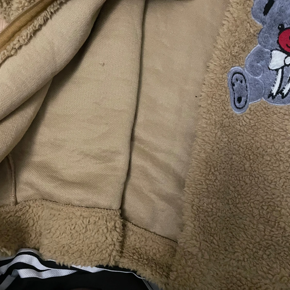 Ljus Khaki teddyjacka med nallepatch - 1