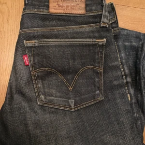 572 vintage Levi’s jeans  - Säljer mina 572 Levi’s jeans som jag köpte vintage i Paris för 700 kr, är i mycket bra skick, storlek oklar skulle säga XS, är 168 cm lång 
