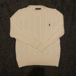 Vit stickad tröja från Polo Ralph Lauren - Säljer en vit tröja från Polo Ralph Lauren i storlek M. Säljer för att den är för stor på mig. Hör av er vid frågor och prisfunderingar. Nyskick då den knappast är använd. Perfekt till vintern
