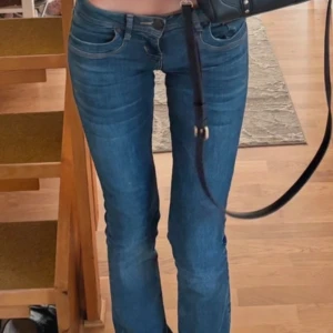 Blå jeans från LTB med bootcut W25L36 - LTB VALERIE - Jeans bootcut - welda Jätte fina långa Lågmidjade jeans. Går ändå ner till makten för mig som är 182 cm lång. Tyväär blivit lite för tajta, passar Xs-M💕 storlek W25L36. Köpta för 900kr.