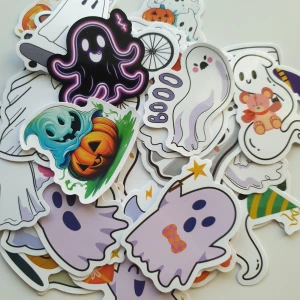 45st spöken, halloween klistermärken/stickers - Klistermärken/stickers Motiv: spöke  Antal: 45st Skick: ny/oanvänd  Kul att använda till pyssel, scrapbooking och annat. Kan tex användas till att dekorera din bärbara dator, anteckningsbok, resväska, etc.