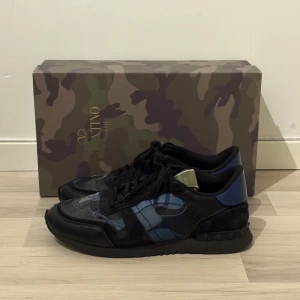 Valentino Rockrunners  - Valentino Rockrunners | Sjukt populär colorway | Storlek - 42 1/2 | Skick - 7,5/10 | Nypris - 7200kr | Box medföljer vid köp | ‼️OBS liten defekt (se bild nr5) Litet hål, går INTE igenom skon | Hör av er vid frågor eller funderingar 🙌