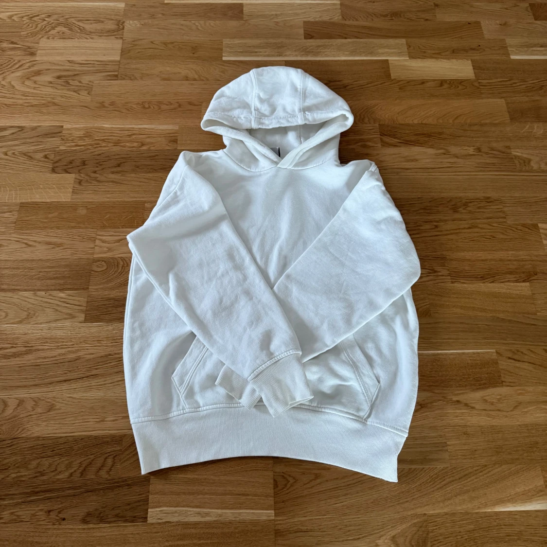 Vit hoodie med ficka framtill