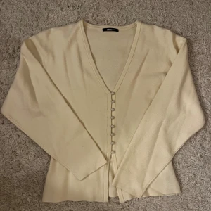 Vit kofta med v-ringning från Gina Tricot - Säljer denna jättepopulära och fina koftan från Gina Tricot i storlek M💞 använd ett fåtal gånger och är i väldigt fint skick💞💞