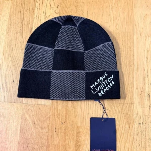 Svart och grått mössa - Snygg svart och grått mössa. Den är oanvänd och  priset kan diskuteras. Skickas samma dag vid köp.