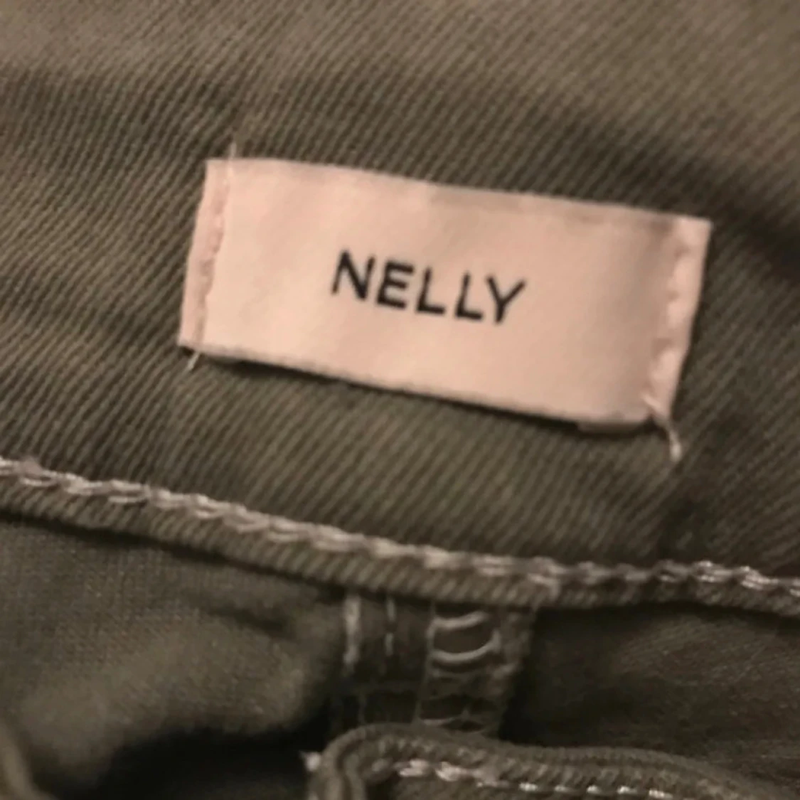 Olivgröna bootcut byxor från Nelly - 2