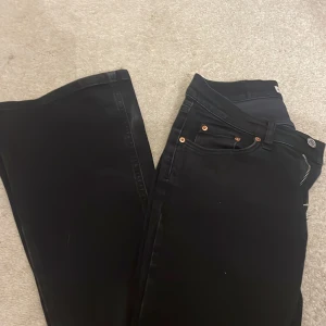 Svarta jeans - Svarta jeans från Gina i modellen perfekt jeans. Stretchigt material. Inga tecken på användning 