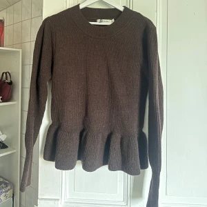 Brun stickad volangtröja från Carin Wester - Supersnygg brun stickad tröja från Carin Wester i storlek M. 