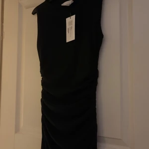 Svart lång klänning från Sisters Point - Helt ny oanvänd långklänning från Sisters point. Nypris 549kr