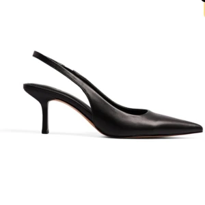 Svarta pumps med spetsig tå - Svarta klackar ifrån NA-KD. Storlek 38. Använt endast fåtal gånger, fint skick.🤍 Klackhöjd 7,5 cm.