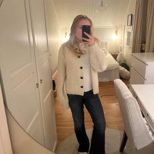 Lågmidjade utsvängda jeans - Lågmidjade utsvängda jeans från J Brand. Står ingen strl i men passar mig som brukar ha S! Innerbenslängden är ca 80 cm men går att lägga ner några cm till då jag har sytt upp dom! 