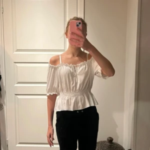 Fin blus från Ginatricot - Jättefin vit blus från Ginatricot 🤍🤗
