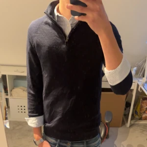 Marinoull blå half zip tröja - Riktigt fet marinoull blå half zip tröja från dressman. Exktremt skön och snygg. Skriv vid funderingar och frågor! Priset kan diskuteras.