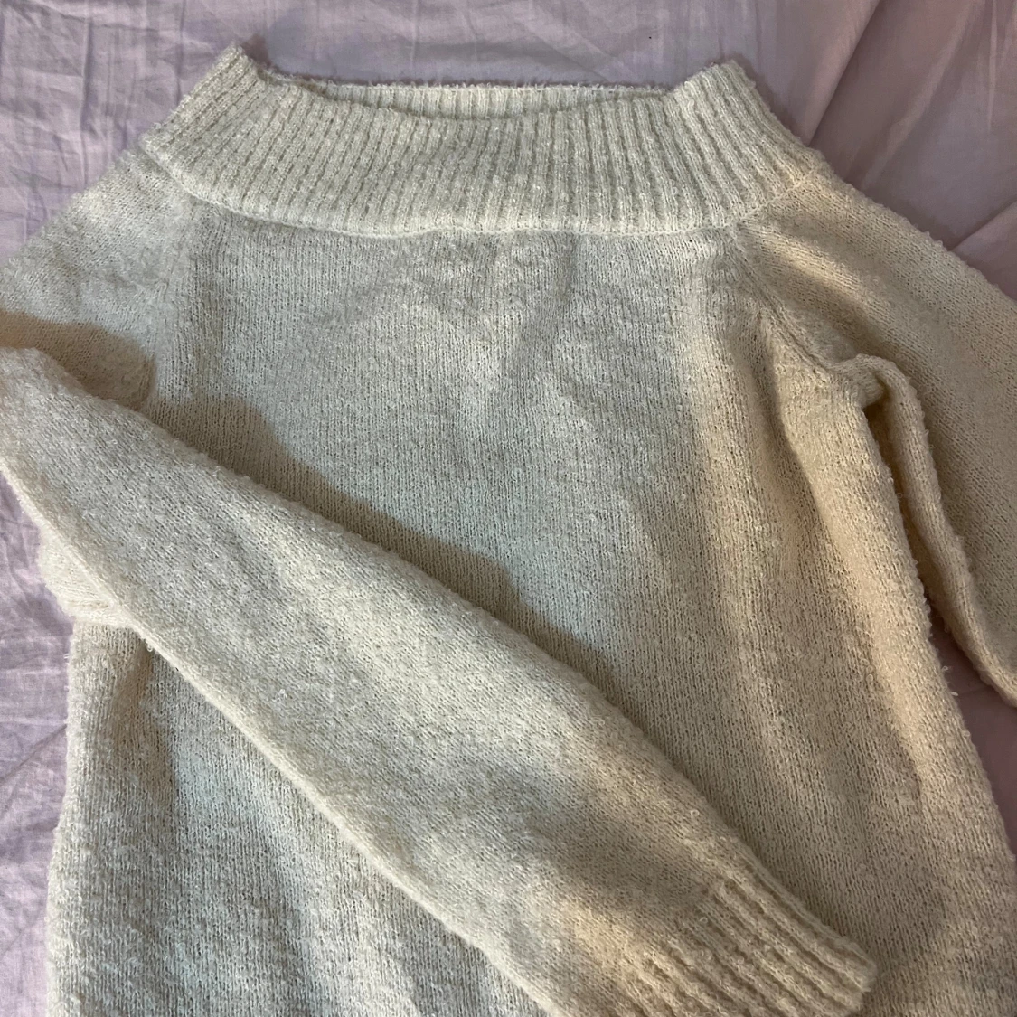 Beige stickad polotröja med ribbad krage - 4