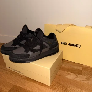 Arigato - Area Lo Fluffy Sneaker (43) - Säljer mina Arigato Area Lo Fluffy Sneakers, köpta 2025-08-27 för 3450kr, använt ett par gånger bara. Kvitto finns såklart. Storlek 43, riktigt feta och unika.