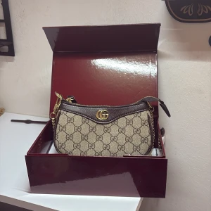 Ophidia Brun nano i klassiskt GG - Nyskick, snabb och gratis frakt. Med kedja 🥳