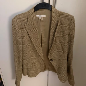 Kavaj - Zara - En snygg brun/rutig kavaj, som inte kommer till användning. Super snygg att ha när man ska vara lite mer uppklädd. Är endast testad, så skicket är gott som ny!💕
