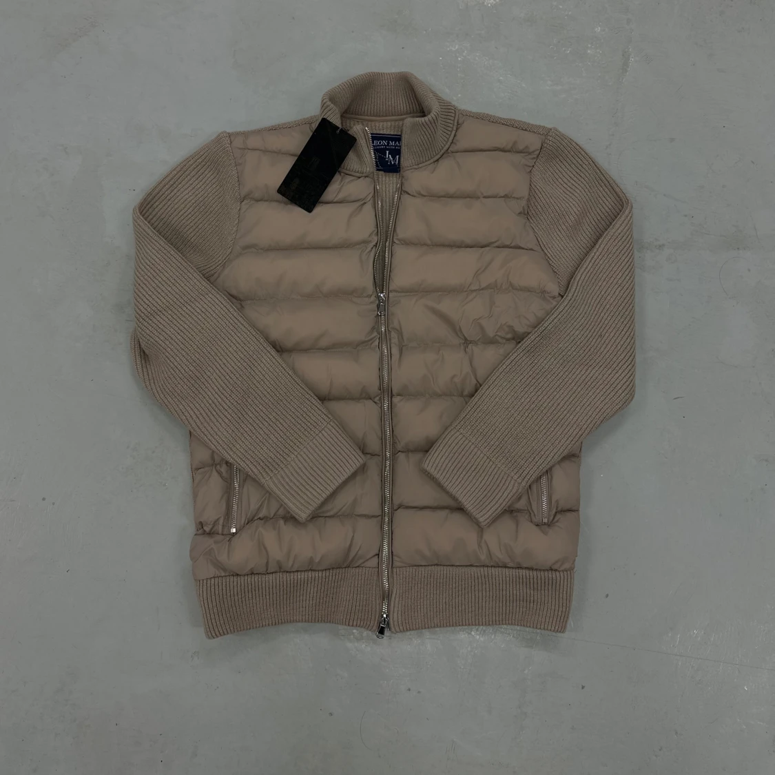 Beige pufferjacka från Leon Marcel