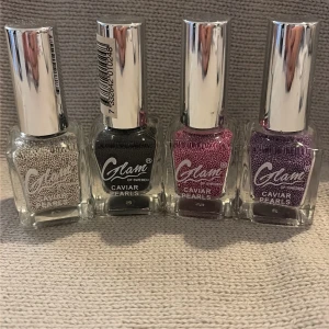 Glam of Sweden Caviar Pearls nageldekoration - Fyra flaskor Caviar Pearls nageldekoration från Glam of Sweden i färgerna silver, svart, rosa och lila. Små pärlor i glasflaska med silvrigt lock, perfekta för att skapa unika nageldesigner med 3D-effekt.