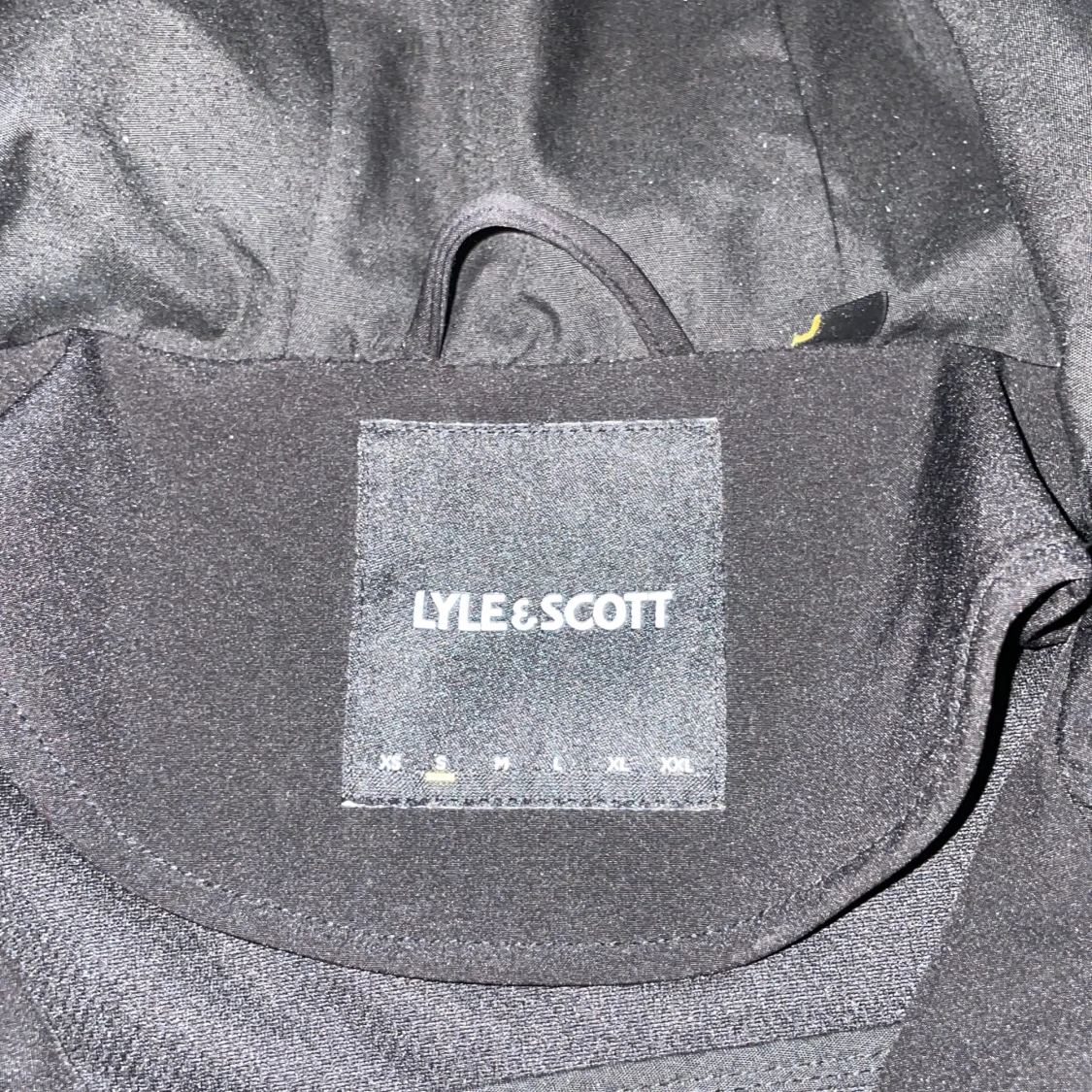 Svart hoodie från Lyle & Scott - 2