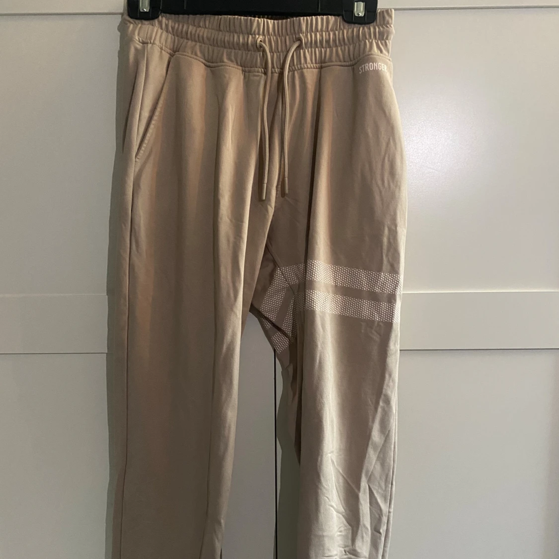 Beige mjukisbyxor från Stronger