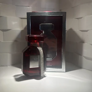 Victoria's Secret Bombshell Intense 100ml - Snygg och lyxig parfym från Victoria's Secret, Bombshell Intense. Flaskan rymmer 100 ml (3.4 fl oz) Eau de Parfum. Perfekt för dig som vill sticka ut med en exklusiv look.