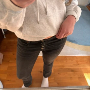 Grå bootcut jeans från Zara - Snygga grå jeans från Zara med bootcut. Jeansen har flera knappar framtill.💗💗