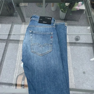 👖 Replay “DAVE” Comfort Fit Jeans – W28 L32 - Snygga Replay DAVE Comfort Fit jeans i ljusblå denim med lätt tvättad look och diskreta slitningar. Klassisk regular fit med raka ben och bekväm stretch (99 % bomull, 1 % elastan). Tillverkade i Tunesien med hög kvalitet och tydliga Replay-detaljer. Passar perfekt till både vardag och fest, med skjorta eller hoodie för en clean och tidlös streetstyle-look. Storlek W28 L32, mycket bra skick.