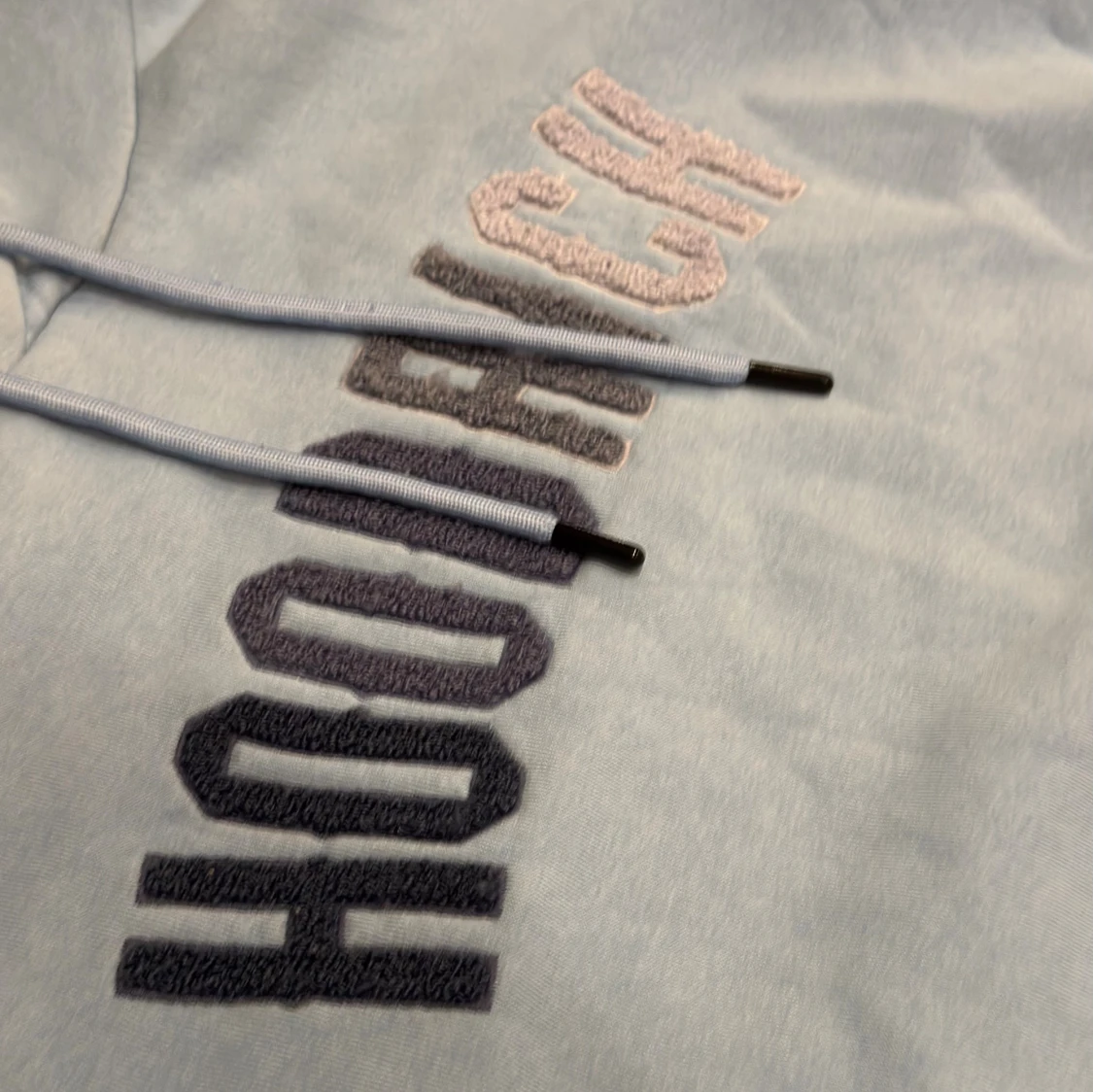 Blå hoodie från Hoodrich med broderi - 3