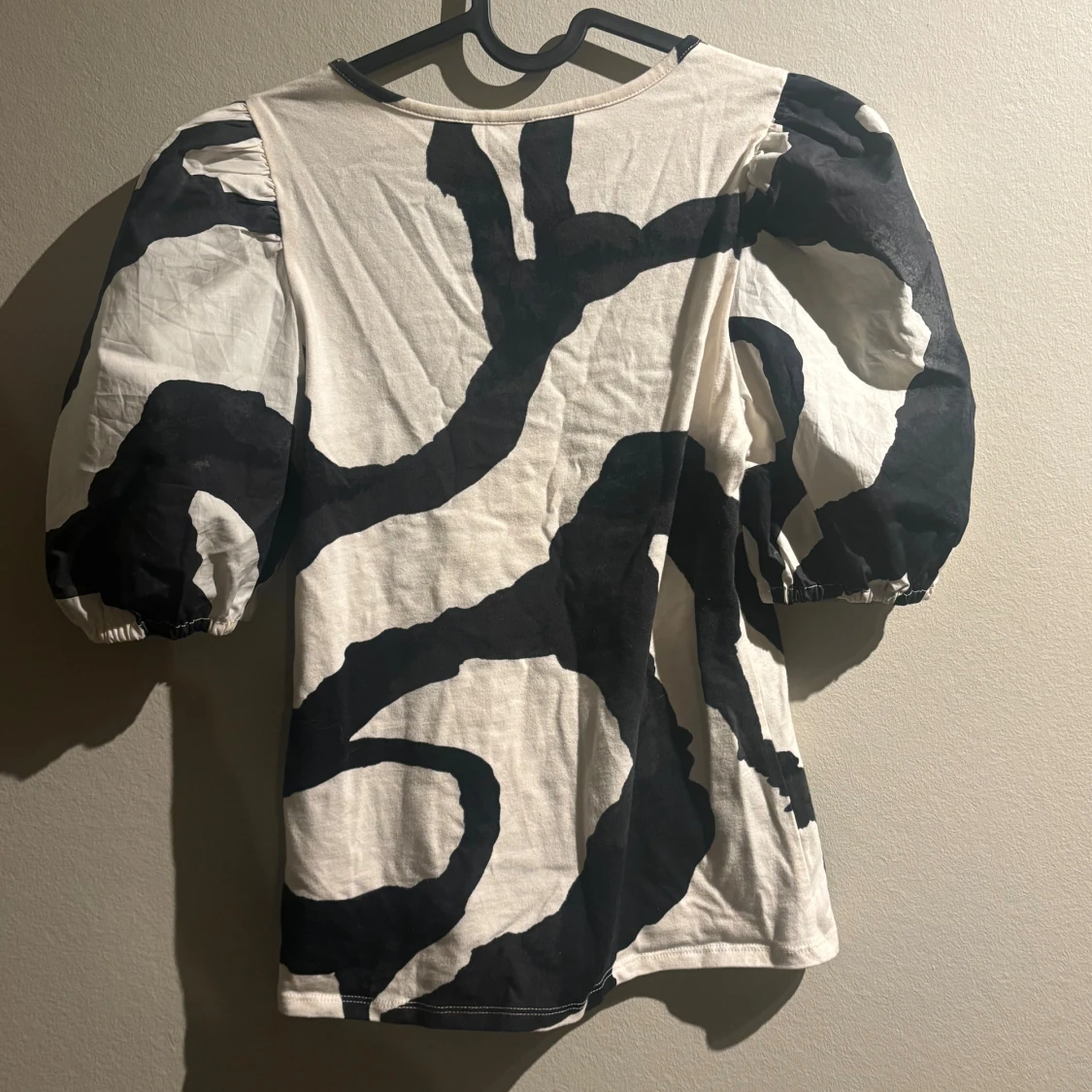 Svartvit puffärmad topp från H&M XS - 1