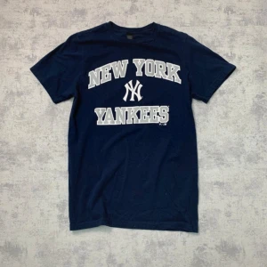 New York Yankees retro t shirt - New York Yankees retro T-shirt. Mycket bra skick. Storlek S men sitter mindre. 