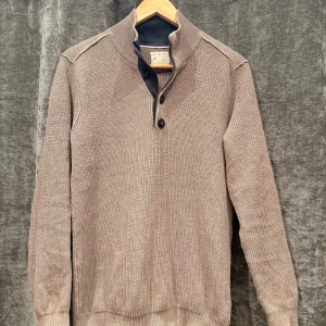 Tröja  - - Säljer en Selected homme tröja/kofta i storlek s - Den har en snygg krage med knappar på vilket gör den stilren