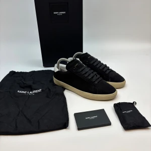 Saint Laurent Skor  - Hej! Säljer nu dessa snygga och eftertraktade Saint Laurent SL/06 skor! Storlek 40! Skick 9,5/10 (inprincip helt nya, endast testade) ny pris= 7000 kr, säljs för 2599 kr! OG tillkommer vid köp