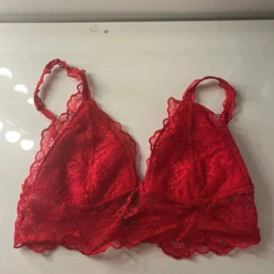 Röd spets bralette  - En jättefin röd bralette i strl M från Asos. Den har gulddetaljer och är i mycket bra skick!