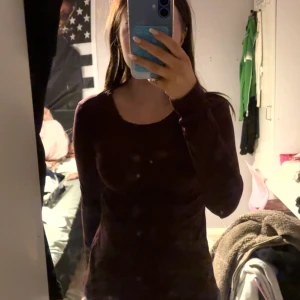 Vinröd  långärmad tröja - En enkel och stilren vinröd långärmad tröja med rund hals. Passformen är normal och materialet känns mjukt mot huden, perfekt för att bygga lager under höst och vinter. Tröjan har en klassisk look som funkar till många olika stilar.