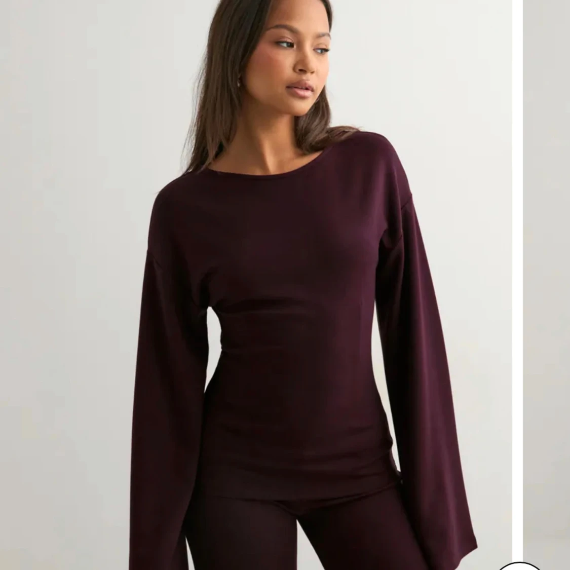 Vinröda byxor  med wide fit  - 1