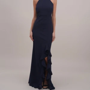 Balklänning  - Super fin balklänning i marin blå, använd 2 gånger. Sitter super fint och framhäver ens former. Storlek S och sitter perfekt på mig som är ca 170 i längden. Dragkedja i ryggen och även knappar som man kan justeras i halsen. Köpte för 600 