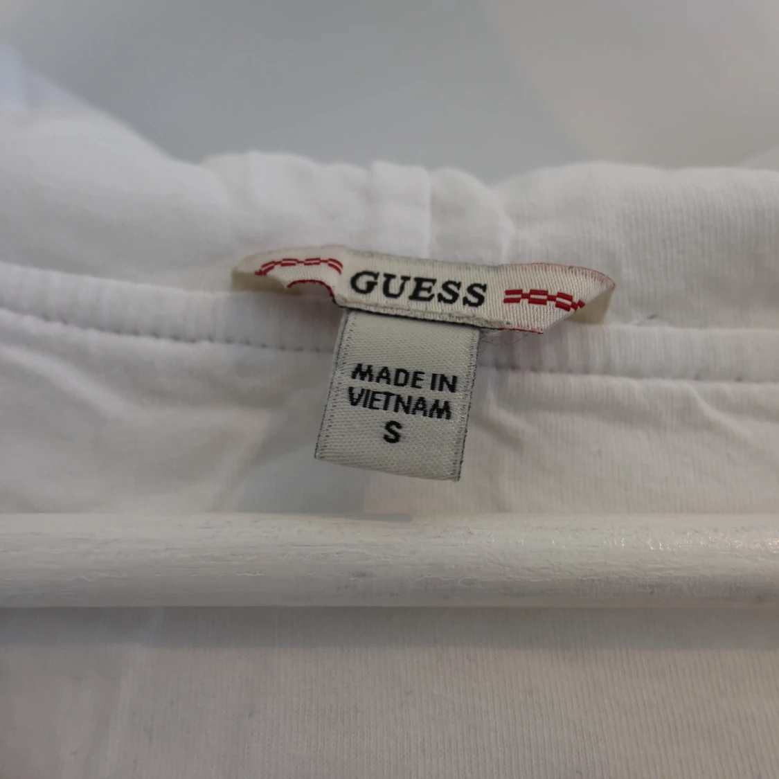 Vit hoodie från Guess med struktur - 2