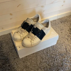 Valentino Opens Mörkblåa - Säljer ett par Valentino Garavani Open i marinblå. Självklart äkta medföljer med Box, dustbag och Påse. Storlek 44,  passar43/44