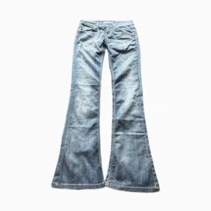 Jeans - Så snygga lowaist bootcut jeans. Midjemått = 37cm innerbenslängd = 83cm 🩵🦇