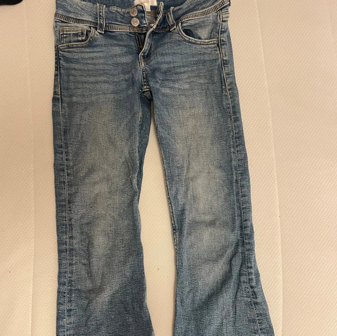 Blå bootcut jeans med fickdetaljer